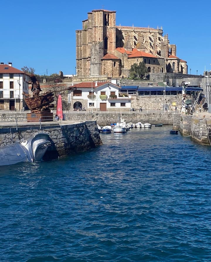 Vista de la Iglesia y del castillo en Casto Urdiales. Que ver en Castro Urdiales