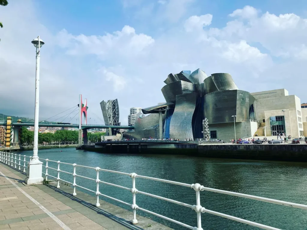 vista del museo Guggenheim en Bilbao con el puente de fondo