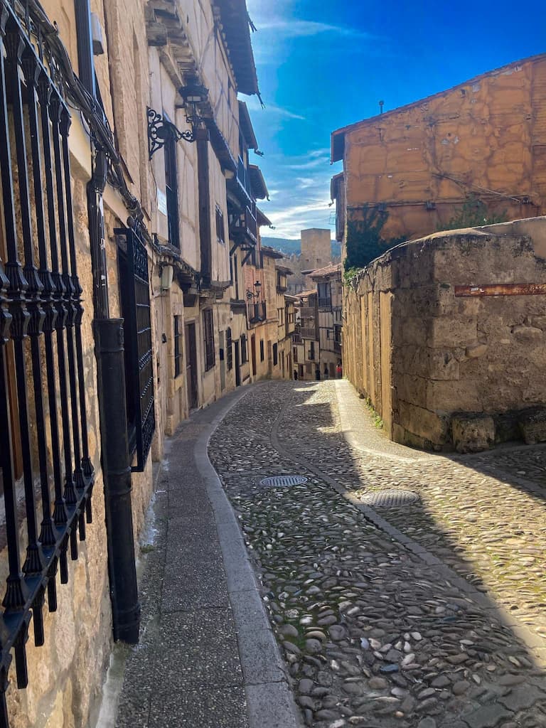 Calle empredrada en Frias España