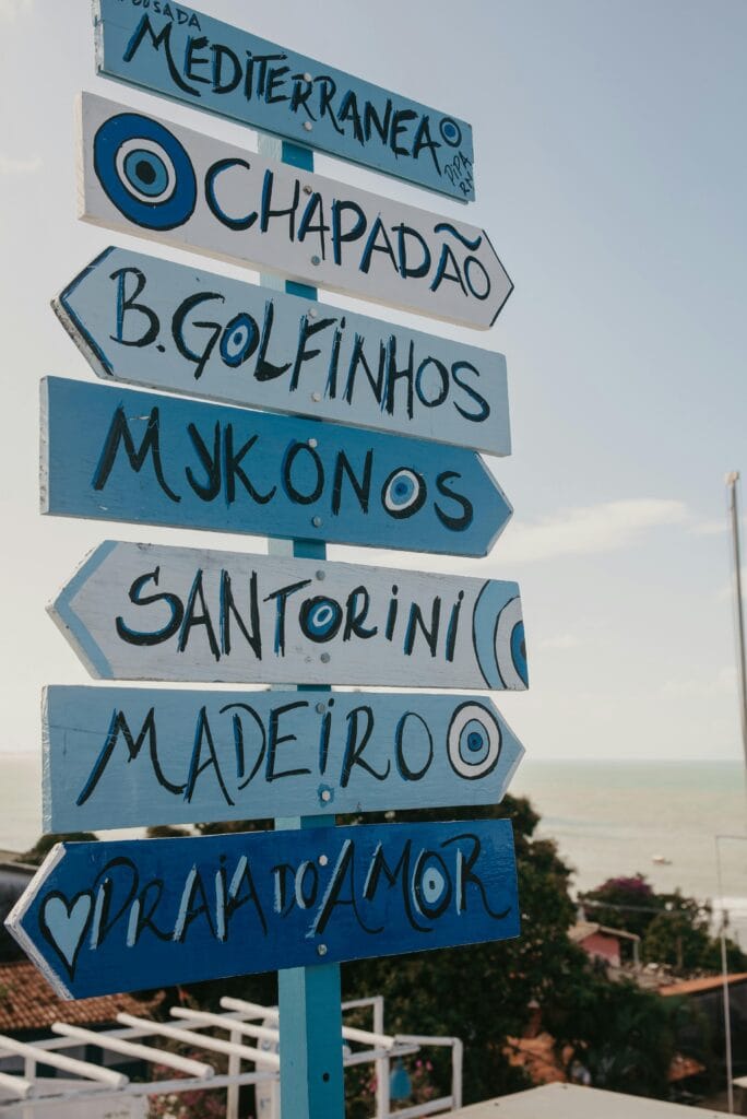 Carteles de Pipa. Foto de isabel ph: https://www.pexels.com/es-es/foto/paisaje-vacaciones-azul-oceano-28079873/