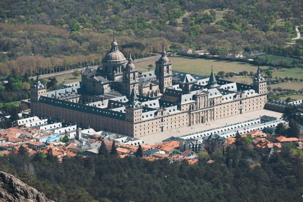 el escorial españa Foto de Jo Kassis: https://www.pexels.com/es-es/foto/espana-lugar-famoso-vista-panoramica-fotografia-aerea-5005160/