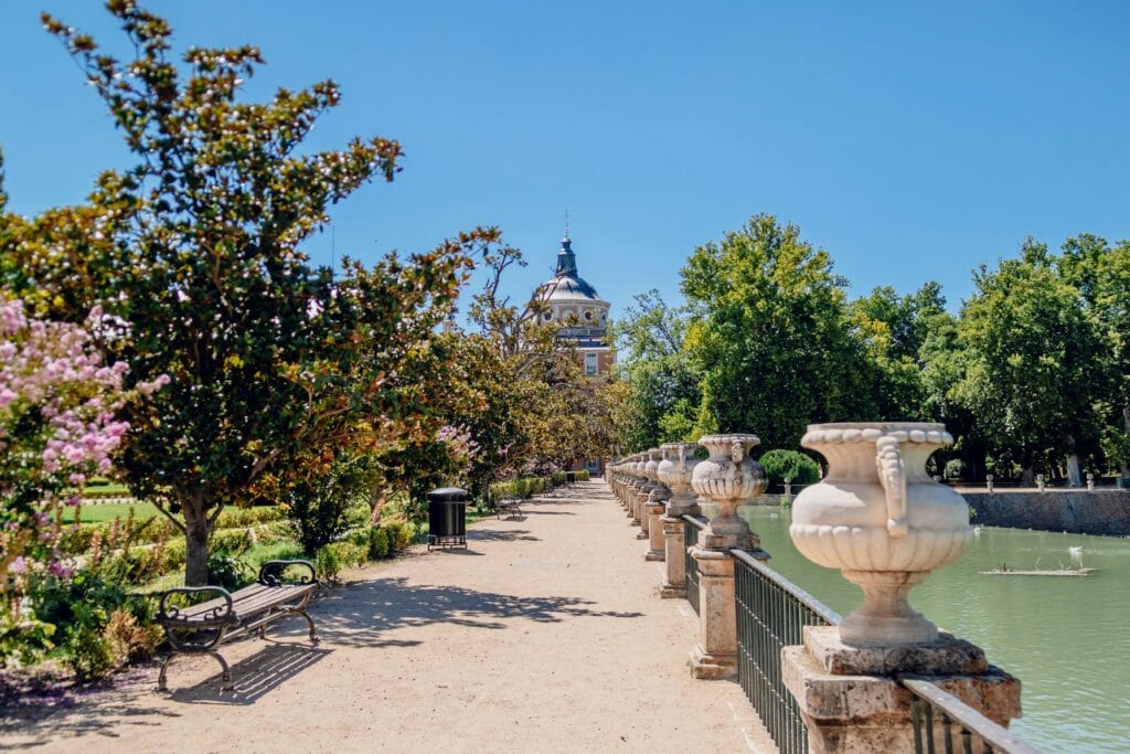 arajuez españa Foto de Kevin Leon: https://www.pexels.com/es-es/foto/banco-ciudad-paisaje-naturaleza-27781515/