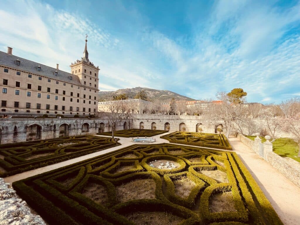 el escorial-madrid-españa Foto de Luis Ribeiro: https://www.pexels.com/es-es/foto/paisaje-arte-punto-de-referencia-edificio-14114429/