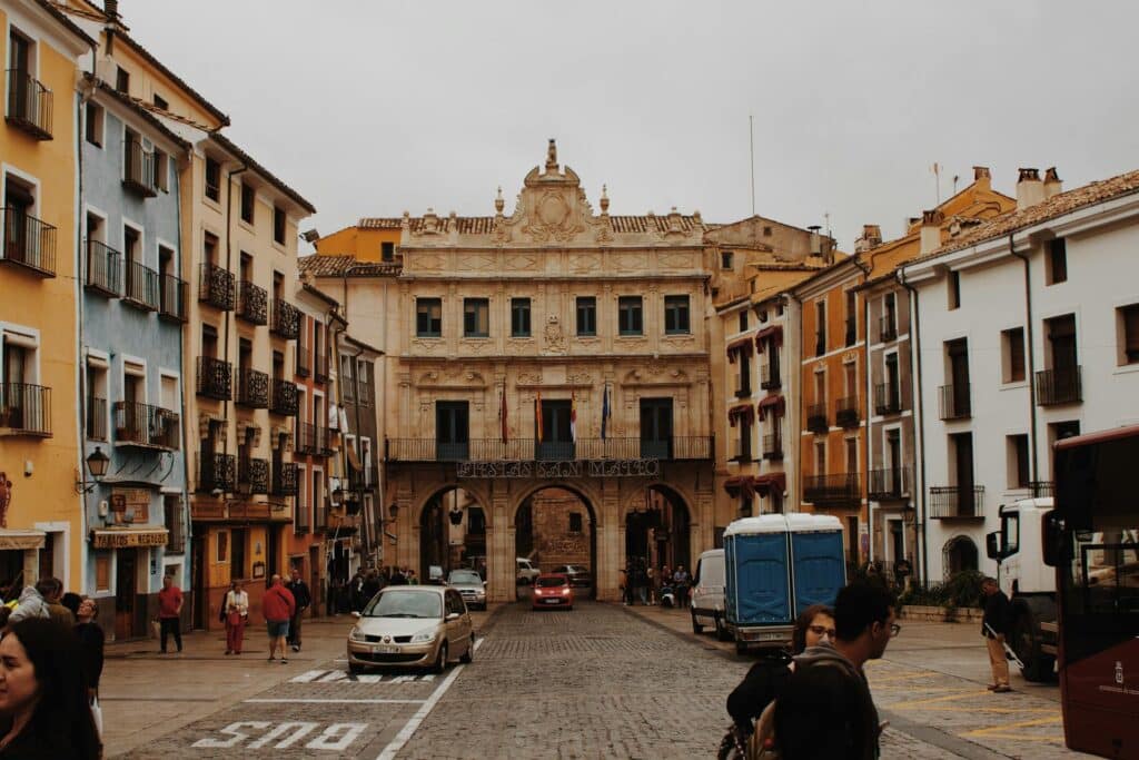 cuenca españa Foto de Mark Neal: https://www.pexels.com/es-es/foto/gente-cruzando-la-calle-2992861/