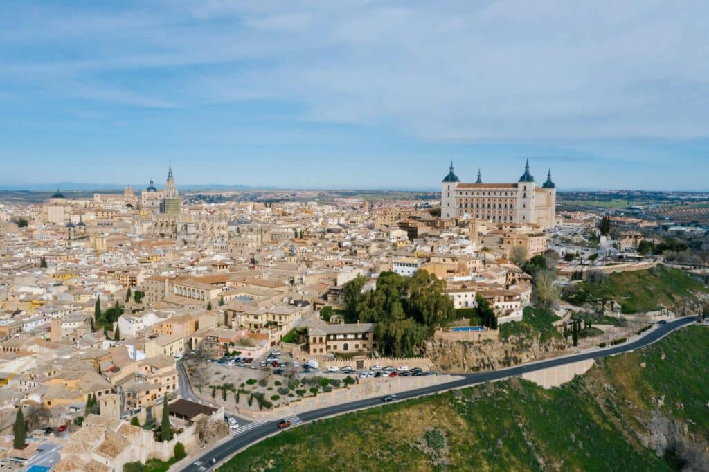 vista panoramica de toledo Foto de Mikhail Nilov: https://www.pexels.com/es-es/foto/ciudad-panorama-urbano-skyline-edificio-8430378/