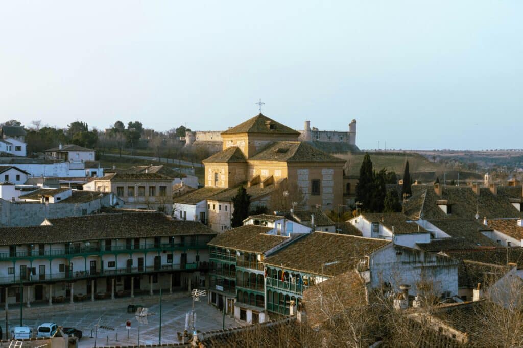 alcala de henarez Foto de Phil Evenden: https://www.pexels.com/es-es/foto/puesta-de-sol-casas-edificios-tarde-15690180/