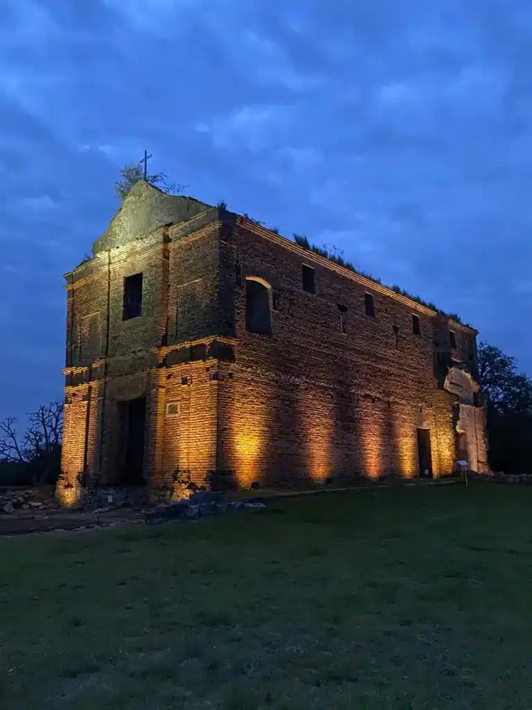 Calera de las Huerfanas, iluminada al atardecer. 