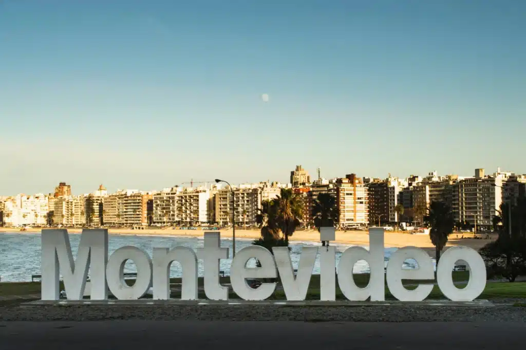 Que hacer en Montevideo. Fotografia de las letras de MONTEVIDEO, con la rambla atras