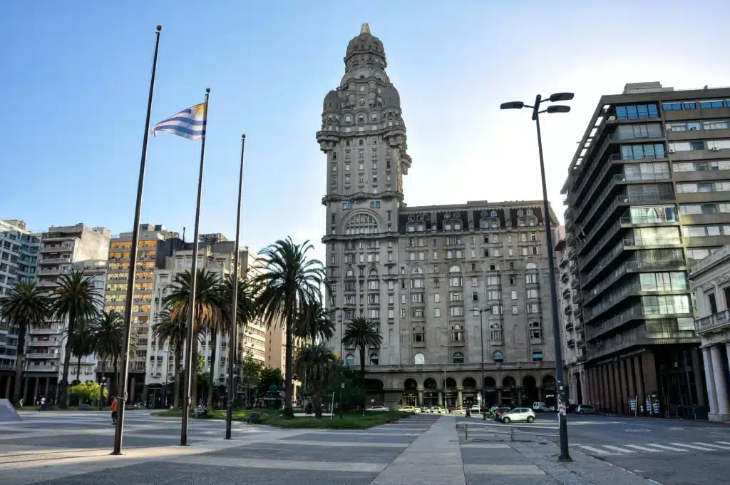 Vista del Palacio Salvo desde la Plaza Independencia
